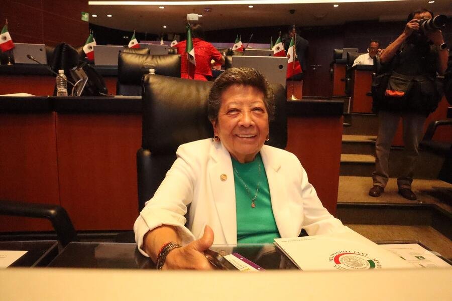 La senadora sonríe desde su escaño durante una sesión