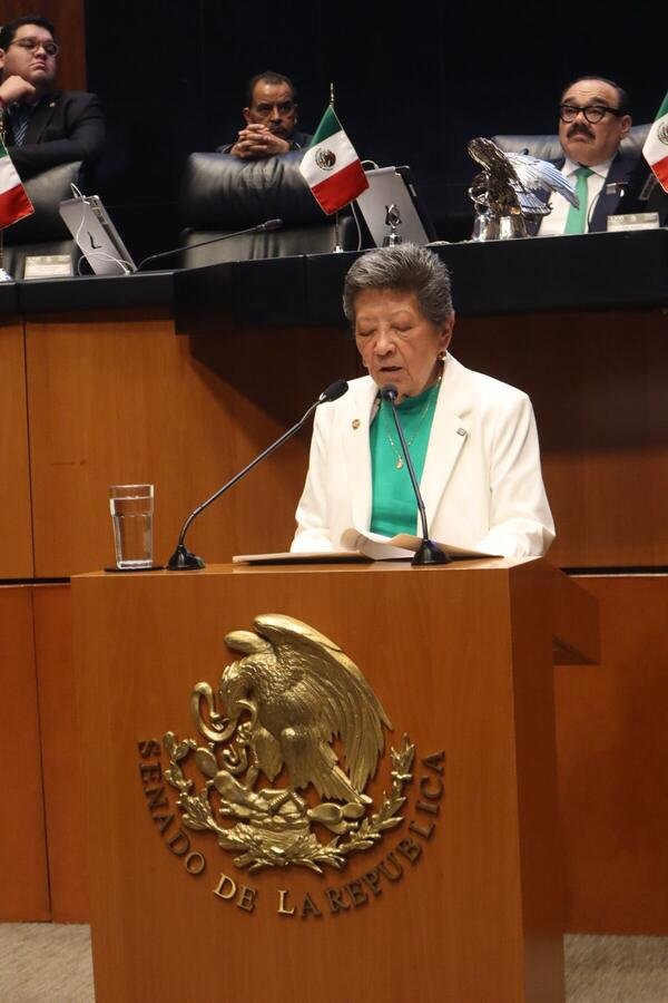 La senadora en la tribuna, frente al escudo del Senado de la República