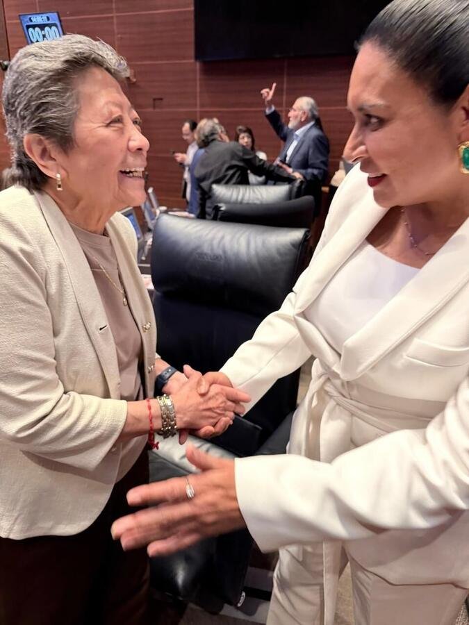 La senadora saluda con afecto a una compañera legisladora en el salón de sesiones