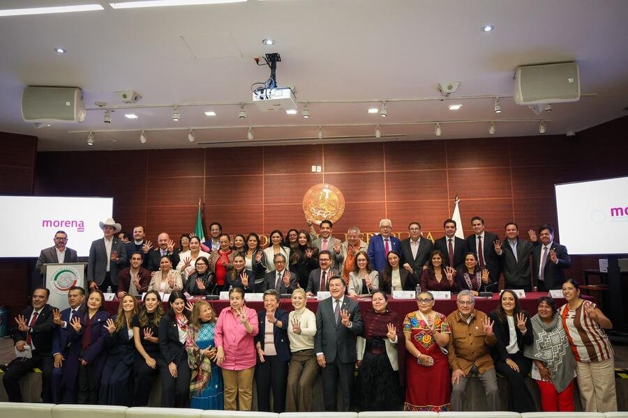 Fotografía grupal de legisladoras y legisladores en el Senado