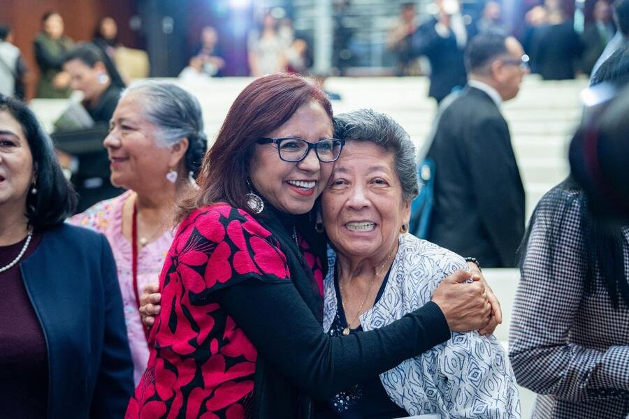 La senadora abraza a una compañera durante un encuentro en el Senado