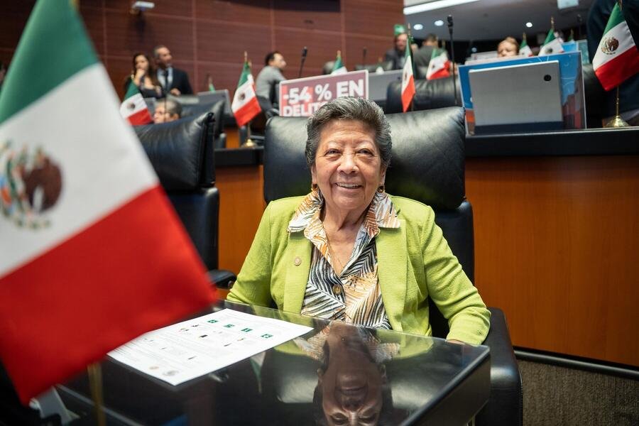 La senadora en su escaño junto a la bandera de México